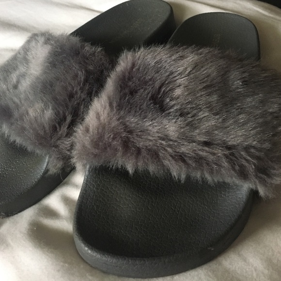 Steve Madden Furry Slides - Picture 1 of 3